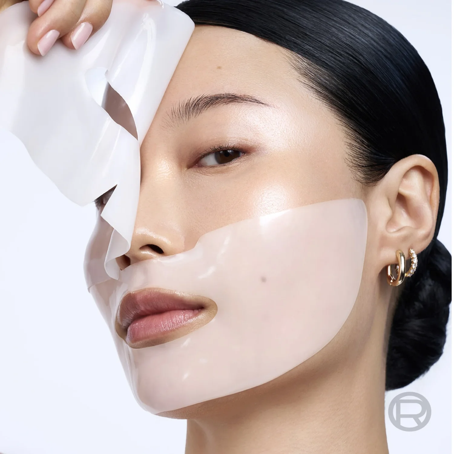 Revitalift Filler Glass Skin Hydrogel Glow Mask - Image 2